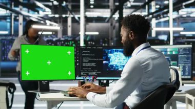 Sistem kapatma süresini en aza indirmek için izole ekran PC üzerinde yapay zeka ağacı yazılımı kullanan veri merkezi yönetimi. Sunucu merkezi çalışanı, krom anahtar bilgisayarda yapay zeka görsel programlama aracı kullanır, kamera B