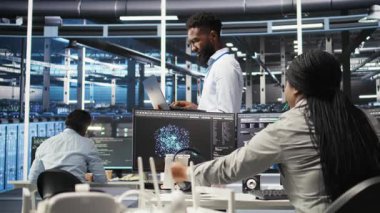 Happy Veri Merkezi Yöneticisi, ekipman performans sorunlarını tanımlamak için dizüstü bilgisayarda düğüm ağacı programlama kullanır. Neşeli sunucu tarım işçisi donanım arızalarını en aza indirmek için veri analiz grafiğini gözden geçiriyor, kamera A