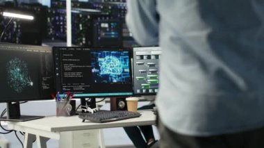 Sunucu merkezi mühendislik ekibi yapay zeka veri analizi grafiklerini yorumluyor. Öngörü sistemi ölçümleri gösteren yapay zeka programı kullanan ekip çalışması veri merkezi meslektaşları, kamera B