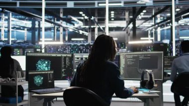 Arızalı düğüm ağacı yazılımı veri tabanlarını analiz ettiği için öfkeli veri merkezi yönetimi. İsabetli sunucu merkezi çalışanı, görsel programlama araçları performansı artırmıyor, kamera A