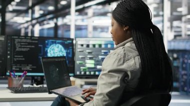 Sunucu odası bilişim uzmanı, yapay zeka teknolojisini kullanarak sistemi en aza indiriyor. Yapay zeka çözümleri geliştirmek ve yerleştirmek için dizüstü bilgisayar kullanan teknisyen ekipmanları optimize ediyor, kamera B