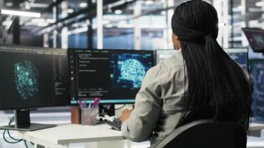 Sunucu çiftliği bilişim uzmanı, bilgisayar kullanarak yapay zeka teknolojisi uygulayarak sistemi en aza indiriyor. Yapay zeka çözümleri geliştirmek ve yerleştirmek için bilgisayar kullanan mühendis ekipmanları optimize ediyor, kamera B