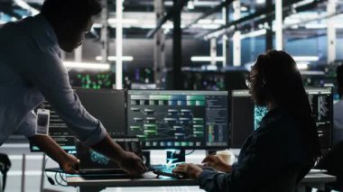Sunucu merkezi ekip lideri ve çalışanı sistem sağlığını optimize etmek için düğüm ağacı yazılımı kullanıyor. Yapay zeka görsellemesi kullanarak altyapı sorunlarını analiz eden bilişim uzmanını denetleyen veri merkezi yöneticisi, kamera B