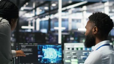 Veri merkezi denetleyicisi, veri tabanlarını analiz etmek için derin öğrenme algoritmaları kullanan bir mühendis tarafından yapılan işleri denetliyor. Sunucu odası ekip lideri AI teknolojisini kullanarak veri kalıplarını belirliyor