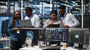 Gülümseyen sunucu merkezi mühendisleri Yapılandırılmamış verileri kategorize etmek için yapay zeka algoritmaları ve düğüm ağaç sistemleri kullanarak işbirliği yapıyorlar. Meslektaşlar görsel programlama ve doğal dil işleme araçları kullanır, kamera A