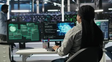 Sunucu merkezi çalışanları güvenlik duvarını aşıp güvenlik duvarını aştıktan sonra güvenlik ihlaline tepki veriyorlar. Çalışanlar siber güvenlik alarmı B kamerasından sonra acil müdahale protokollerini başlatıyorlar.