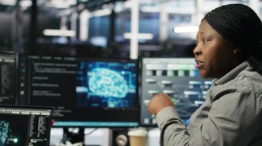 Veri Merkezi Mühendislik Ekibi yapay zeka çözeltilerini optimize ediyor. Sunucu merkezi çalışma arkadaşları birlikte çalışarak, yapay zeka kullanarak sistemlerin kapanma süresini en aza indirmek için, kamera B