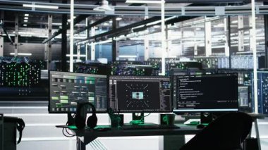 Veri merkezi bilgisayar sistemleri AI görselleştirme panelleri ve altyapı bağlantılarını haritalayan düğüm ağacı programlama yazılımı ile ağ kaynaklarını kontrol ediyor.