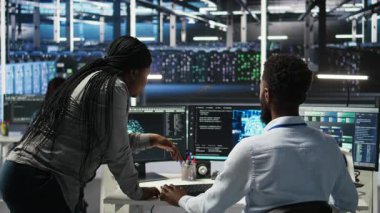 Donanım yapılandırmak için yapay zeka ağı modelleri kullanan veri merkezi mühendisi yöneticisi. Ekip lideri, sistem ve kamera A 'yı optimize etmek için makine öğrenme programlama dilini kullanan çalışanı denetliyor.