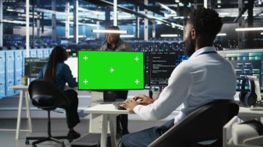 Veri merkezi bilişim uzmanı veri tabanlarını analiz etmek için izole edilmiş ekran bilgisayarı kullanır. Sunucu merkezi mühendisi, krom anahtar PC üzerinde görsel programlama kullanarak veri kalıplarını, kamera A 'yı tanımlar