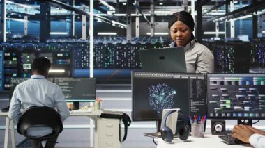 Verileri analiz etmek için düğüm ağacı yazılımı kullanan neşeli bir veri merkezi çalışanı. Altyapı performansını geliştirmek için görsel programlama kullanan iyimser sunucu tesisi mühendisi, kamera A