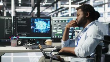 Tekerlekli sandalyedeki veri merkezi bilgisayar bilimcisi yapay zeka ağacı yazılımını kullanarak sistem kapanmasını en aza indirdi. Sunucu merkezi çalışanı yapay zeka görsel programlama aracı kullanarak engelli, kamera B