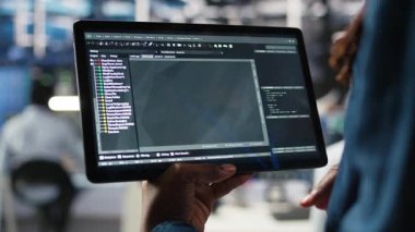 Cihazları güncellemek için kullanılan tablet üzerindeki veri merkezi yazılım geliştiricisini kapat. Sunucu merkezi uzmanı, aygıt üzerinde programlama dili betiği kullanarak bakım, kamera A