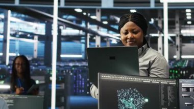 Veri merkezi bilgisayar bilimcileri ekipman performans sorunlarını tanımlamak için düğüm ağacı programlama kullanırlar. Sunucu çiftlik çalışanları altyapı arızalarını en aza indirmek için veri analiz grafiklerini gözden geçirin, kamera B