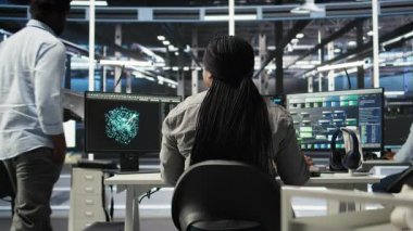 Veri merkezi çalışanı işlevsel içgörüler için veri tabanlarını analiz etmek için derin öğrenim düğümü ağaç programlama uygular. Sunucu merkezi yönetimi, tesis verilerindeki şablonları tanımlamak için görsel programlama kullanır, kamera A