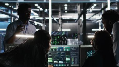 Sunucu merkezi mühendislik ekibi sistem sağlığını optimize etmek için düğüm ağacı yazılımı kullanıyor. Veri merkezi çalışma arkadaşları Yapay Zeka görselleme, kamera B kullanılarak beyin fırtınası ekipman sorunları