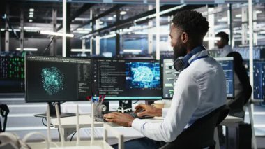 Veri merkezi sistem yöneticisi donanımı yapılandırmak için yapay zeka sinir ağı modelleri kullanıyor. Çalışan sunucu odasında makine öğrenme programlama dili üzerinde çalışır, sistem işlevselliğini optimize eder, kamera A