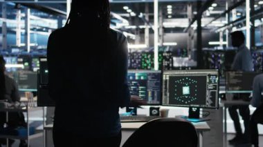 Ofise giren veri merkezi programcısı, ekipman performans sorunlarını tanımlamak için düğüm ağacı programını kullanıyor. Sunucu merkezi çalışanı masada oturuyor, arızaları en aza indirmek için veri analiz grafiğini gözden geçiriyor, kamera A