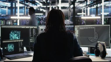 Veri merkezi sistem yöneticisi büyük veri tabanlarını analiz etmek için makine öğrenme algoritmaları kullanıyor. Bilgisayar üzerindeki yapay zeka ağlarını kullanarak veri kalıplarını tanıyan sunucu tarım işçisi, kamera A