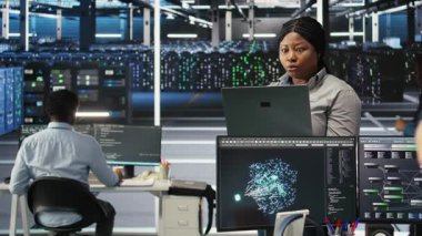 Sinirli veri merkezi yöneticisi düğüm ağacı programlamada sorun yaşıyor. Sunucu odasındaki sinirli kadın, öngörü yapay zeka görüntüleme sistemini kullanırken arıza çıkarıyor. Not defteri, kamera A