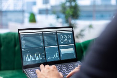 Kararlı CEO ofiste çalışıyor. Bilgi grafiklerini analiz ediyor ve şirketlerin büyümesini sağlamak için iş hedefleri belirliyor. Rekabetçi bir ortamda küresel yatırım stratejisi. Liderlik becerileri.