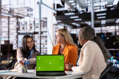 Eşit haklara ve kadınların güçlenmesine inanarak, krom anahtar ekranın yanında hedeflere ulaşılmasını sağlayan çeşitli kadın meslektaşlar grubu. Güçlü iş kadınları dayanıklılıkla çalışır..