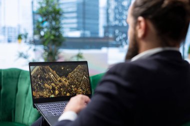 Bükreş, Romanya - 30 Temmuz 2024 - Netflix ile kişisel ofisinde dinlenen bir işadamı, bir film izliyor ve işe ara veriyor. Küresel işi olan genç bir CEO..
