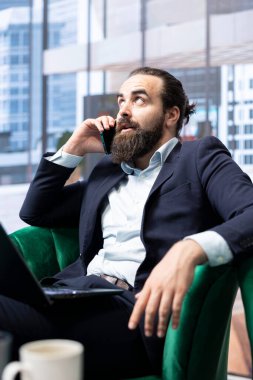 İşletme yöneticisi bir sekreterle görüşüp iş arkadaşlarıyla programa göre bir görüşme ayarlıyor, bilgisayarında birden fazla iş yapıyor. CEO şirket ofisindeki bir telefon görüşmesiyle meşgul. İletişim.