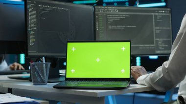 Veri merkezinde sistem yöneticisi izole ekran dizüstü bilgisayara yazılım yüklüyor, sorun yaratma sorunları. Yönetici sunucu merkezinde maket defteri kullanır, performans kriterleri oluşturulur, kamera A