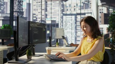 Tekerlekli sandalyedeki neşeli yönetici, çalışan test makinesi öğrenme yazılımıyla beşlik çakıyor. Takım lideri engelli selamlama işçisi, dostça bir jest yapıyor, kamera B