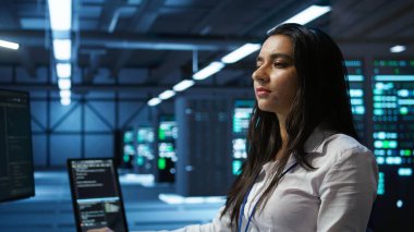 Veri merkezindeki bilgisayar bilimcisi PC kullanarak güvenlik tehditlerini izliyor, siber güvenlik önlemleri uyguluyor. Sunucu çiftlik çalışanı yönetmeliklere uymayı garanti ediyor, kamera B