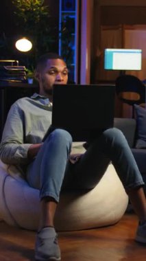 Dikey Video Siyah Adam internet dersine ev ortamından yeni beceriler geliştirmek için katılıyor, web konferansına katılıyor ve tavan arasından ders izliyor. Sanal eğitim sınıfına katılan biri. Kamera.