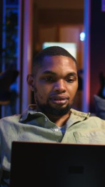 Dikey Videocu Adam mali dengeyi kontrol ediyor ve muhasebe analizi üzerinde çalışıyor. Şirketin evde gelir artışını sağlıyor. Afrika kökenli Amerikalı işçiler ekonomi istatistiklerini kullanarak uzak bir işten zevk alıyorlar. Kamera A.