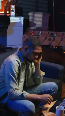 Dikey Afrikalı Afrikalı Amerikalı uzak iş görevleri yaparken bazı kötü haberler alıyor, tüm görevlerini tamamlamak için aşırı çalışma ve baskı altında hissediyor. Genç yetişkinler tükenmişlikle uğraşır