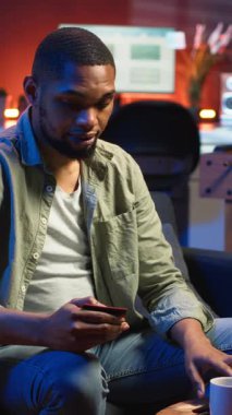 Vertical Video Young 'ın internet bankacılığı ve kredi kartı ile yapılan ödemeleri yönetmesi, para transferini onaylamak ve denetlemek için internet sitesine numaralar girmesi. Evdeki sıradan bir kadın alışveriş yapıyor. Kamera B.