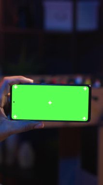 Dikey Video Siyah Freelancer oturma odasında çalışmak için tablet üzerinde yeşil ekran modelini kullanıyor, evde oturuyor ve aletlerle ve çözme işleriyle uğraşıyor. Moda dünyasında rahat, genç bir yetişkin. Kamera.