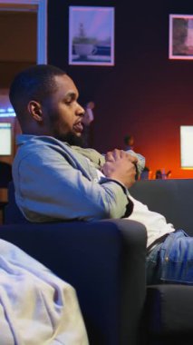 Sanal toplantı sırasında çalışanlarına el sallayan dikey video çalışanı çevrimiçi araçların ve internet bağlantılarının etkinliğini gösteriyor. Bir brifing oturumunda genç yetişkinler görüşlerini paylaşıyorlar.