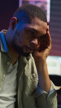 Dikey Afrikalı Afrikalı Amerikalı uzak iş görevleri yaparken bazı kötü haberler alıyor, tüm görevlerini tamamlamak için aşırı çalışma ve baskı altında hissediyor. Genç yetişkinler tükenmişlikle uğraşır