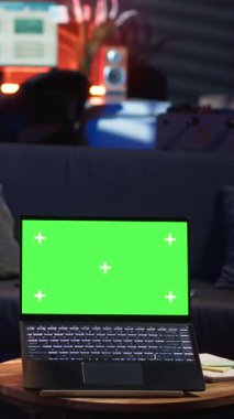 Dikey Video Genç erkek fasülye torbasında krom anahtarın yanında boş vakit geçirmekten hoşlanıyor, akıllı telefonunu kulaklıklı bir podcast izlemek için kullanıyor. Oturma odasında uzaktan rahatlayan siyahi bir adam. Kamera B.