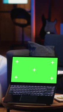 Dikey Siyah Genç Rahatlamış Kişi modayla yeşil ekran, şık oturma odası havalı mobilyalar ve neon ışıklarla süslenmiş. Evdeki fasulye torbasında rahatlayan sıradan bir adam.