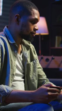 Vertical Video Young 'ın internet bankacılığı ve kredi kartı ile yapılan ödemeleri yönetmesi, para transferini onaylamak ve denetlemek için internet sitesine numaralar girmesi. Evdeki sıradan bir kadın alışveriş yapıyor. Kamera A.