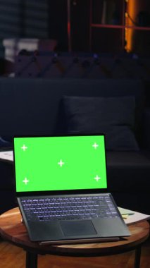 Dikey Siyah Genç Rahatlamış Kişi modayla yeşil ekran, şık oturma odası havalı mobilyalar ve neon ışıklarla süslenmiş. Evdeki fasulye torbasında rahatlayan sıradan bir adam.