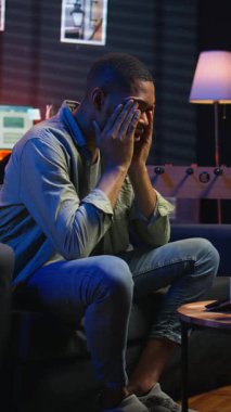 Dikey Video, başarısızlıktan korkan ve teslim tarihleriyle mücadele eden, üstlerinin baskısı ve stresi altında çalışan genç yetişkinleri strese soktu. Hüsrana uğramış endişeli çalışan hatalar yapıyor, patinaj yapıyor ve gerginlik