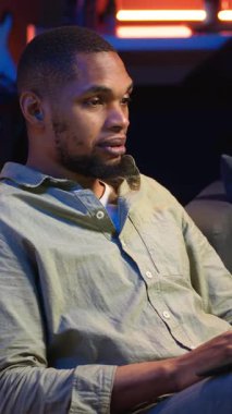 Dikey Video Siyah Adam internet dersine ev ortamından yeni beceriler geliştirmek için katılıyor, web konferansına katılıyor ve tavan arasından ders izliyor. Sanal eğitim sınıfına katılan biri. Kamera.