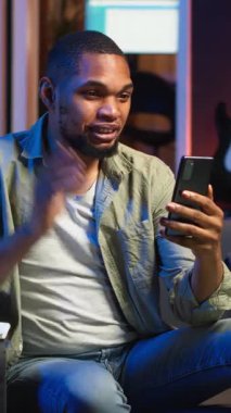 Dikey Video Chill 'in serbest çalışan elemanı cep telefonuyla yaptığı görüşmenin keyfini çıkarıyor, not alıyor ve ders kitabına önemli detaylar yazıyor. Konforlu oturma odaları uzak yaşam tarzında iş ve eğlence sunar.