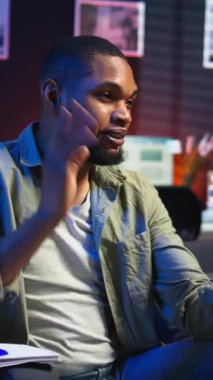 Dikey Video Chill 'in serbest çalışan elemanı cep telefonuyla yaptığı görüşmenin keyfini çıkarıyor, not alıyor ve ders kitabına önemli detaylar yazıyor. Konforlu oturma odaları uzak yaşam tarzında iş ve eğlence sunar.