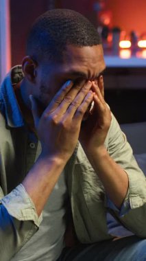 Dikey Video, başarısızlıktan korkan ve teslim tarihleriyle mücadele eden, üstlerinin baskısı ve stresi altında çalışan genç yetişkinleri strese soktu. Hüsrana uğramış endişeli çalışan hatalar yapıyor, patinaj yapıyor ve gerginlik