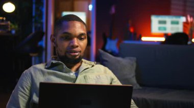 Finansal dengeyi kontrol eden ve muhasebe analizi yapan bir adam. Şirketin evde gelir artışı sağlamış. Afrika kökenli Amerikalı işçiler ekonomi istatistiklerini kullanarak uzak bir işten zevk alıyorlar. Kamera A.