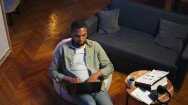 Afrikalı Amerikalı sıradan bir adam evdeki dizüstü bilgisayarında günlük görevleri çözüyor, uzaktan kumandalı serbest iş yapıyor. İnternette sörf yapan ve rahat bir dairede birden fazla iş yapan genç bir adam. Kamera A.