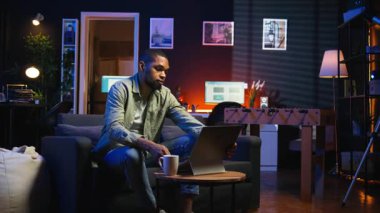 Afrika kökenli Amerikalı bir insan oturma odasındaki kablosuz bilgisayarında internete bağlanıyor, serbest çalışmayla evde dinleniyor. Adam bir tartışma içinde, günlük işleri bitirmek için birden fazla iş yapıyor. Kamera A.